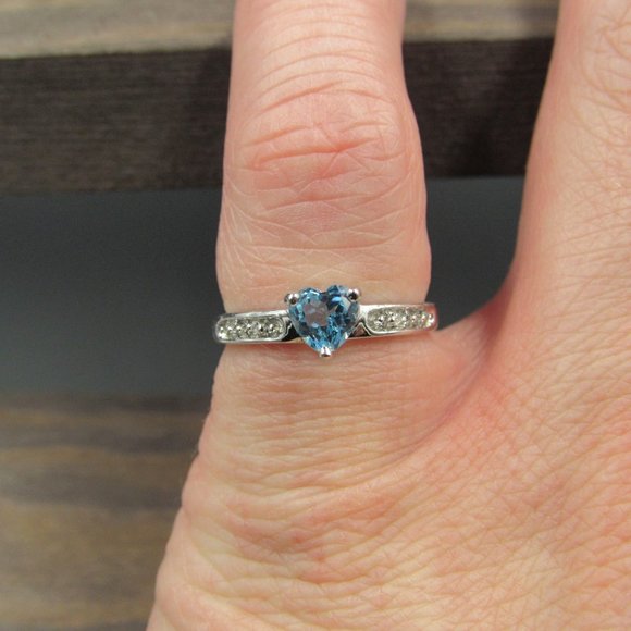 Size 5.25 10K Gold Light Blue Topaz Heart Ring - Picture 4 of 8
